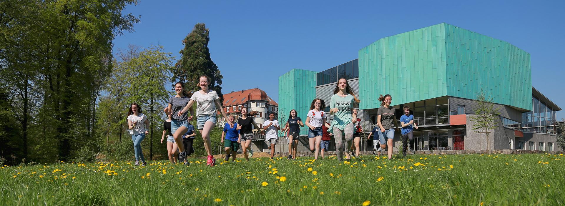 Konfirmation Kinder rennen auf einer Wiese